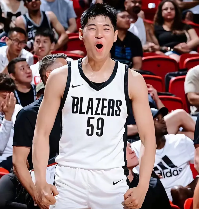 没想到郭艾伦第一位站在NBA队友，不是辽宁的张镇麟、赵继伟，贺天举，还有自己的，