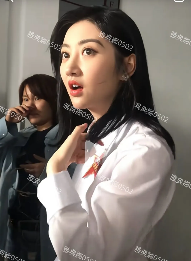 景甜的美貌被低估了，本人太惊艳了，皮肤特别好细腻白皙像反光板一样，眼睛超大气质柔