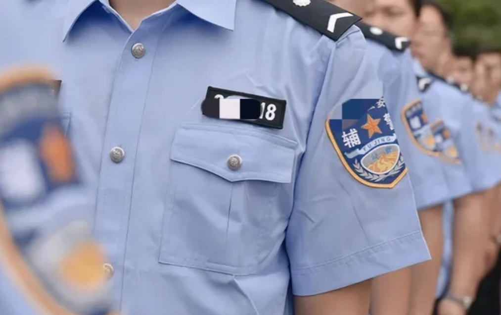 海南三亚，一名辅警发现一辆货车超高，将其拦下后，当场给司机开了一张100元罚单。