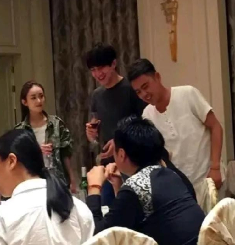 近日，林更新在剧组庆功宴上的护花行为引发热议。

据现场工作人员透露，当晚赵丽颖