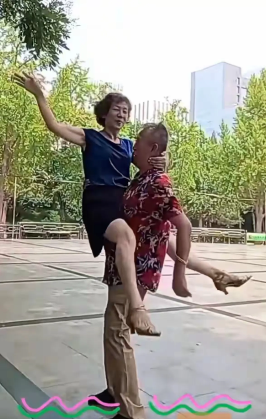 太尴尬了！这两个老人家加起来都一百多岁了，在公共场合做这些动作真的是无语至极。
