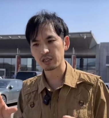 “铁头”真名董某明，浙江省岱山县人，此前因犯开设赌场罪，判处有期徒刑3年3个月，