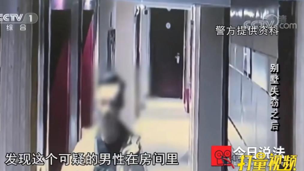湖北荆州，男子入室盗窃时，发现有一个保险箱。男子盗窃得手离开时，将保险箱偷走。可