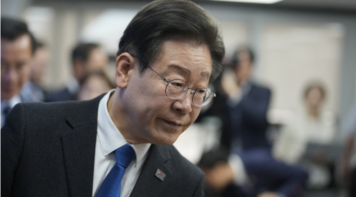 韩国最大在野党共同民主党党首李在明在集会上公开怒斥韩国总统尹锡悦干涉中国两岸问题