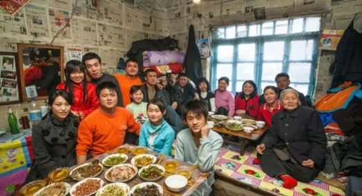 老父亲葬礼结束，一家人围坐一团，我作为家里的大哥，起身站了起来，母亲走了，父亲也