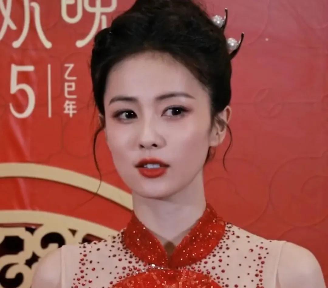 白鹿真是国泰民安脸，温婉漂亮大气，期待鹿鹿，背后努力了很久的宝宝，成功正在向她走