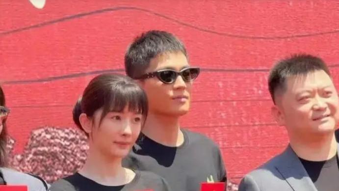 杨幂穿破旧棉袄现身片场，形象颠覆引关注