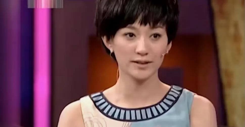 李小冉上学时上课踩点到

                           