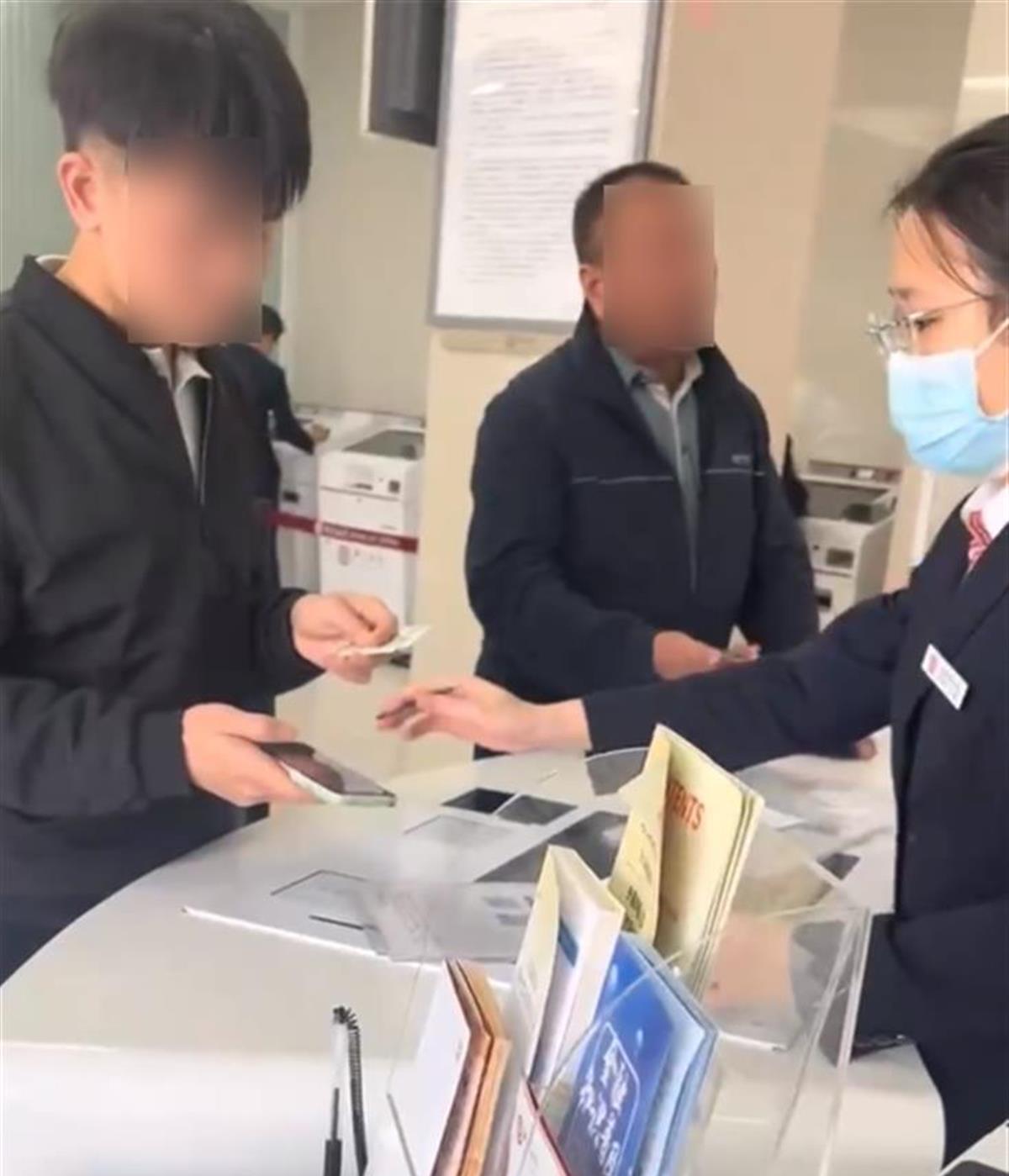 “这（卡）里面的钱到底是谁的？”视频中男子怒不可遏的问工作人员！工作人员回道：“