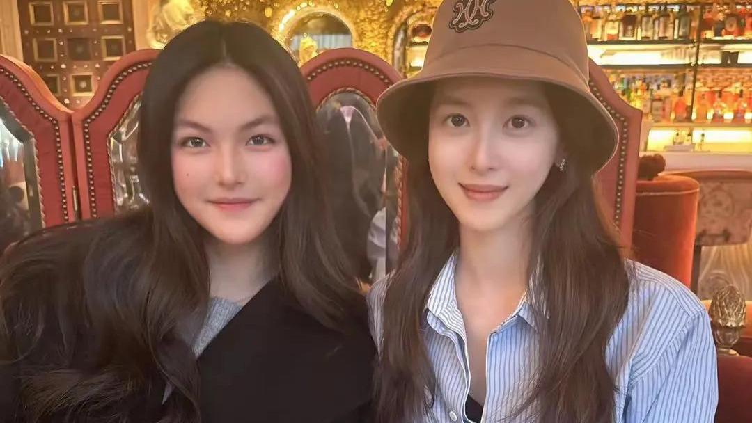 王诗龄和章泽天伦敦聚餐，一张美颜过度的照片，暴露李湘用力过猛