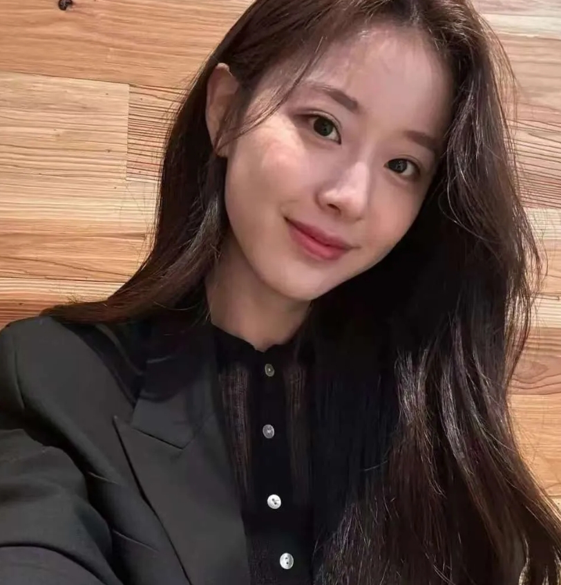 我和小姑子闹矛盾两年没说话了，她儿子16号结婚，只邀请了我老公，没直接叫我。我好