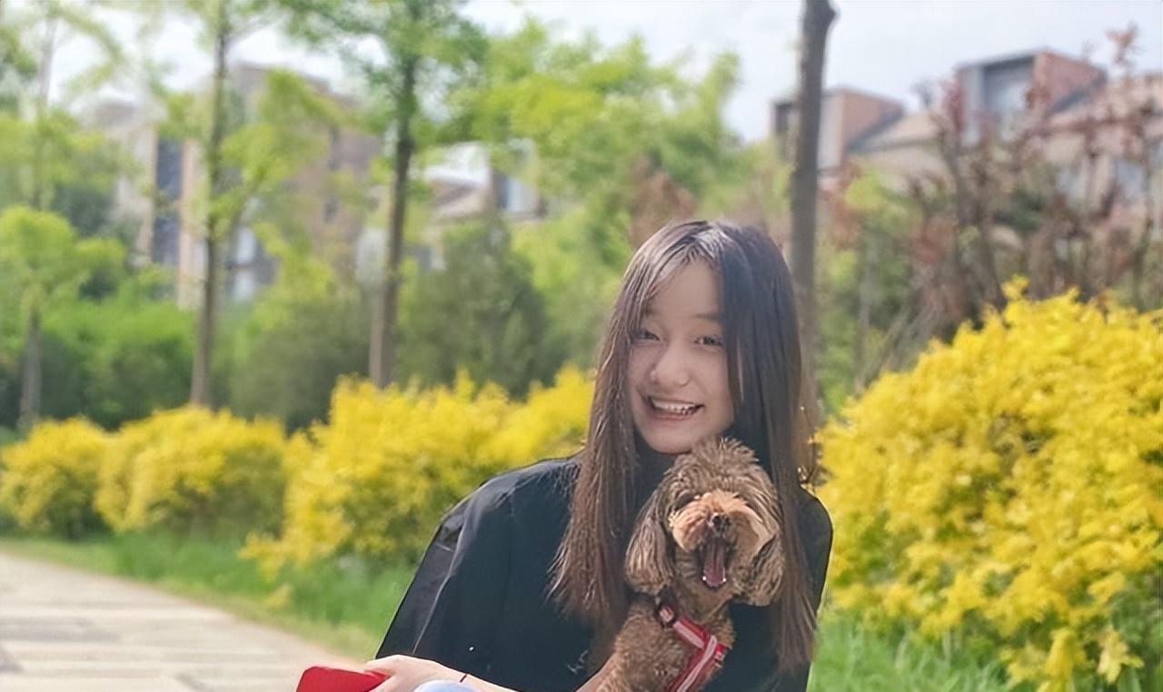 赵薇女儿纪姿含美到认不出来，导演禁止整容