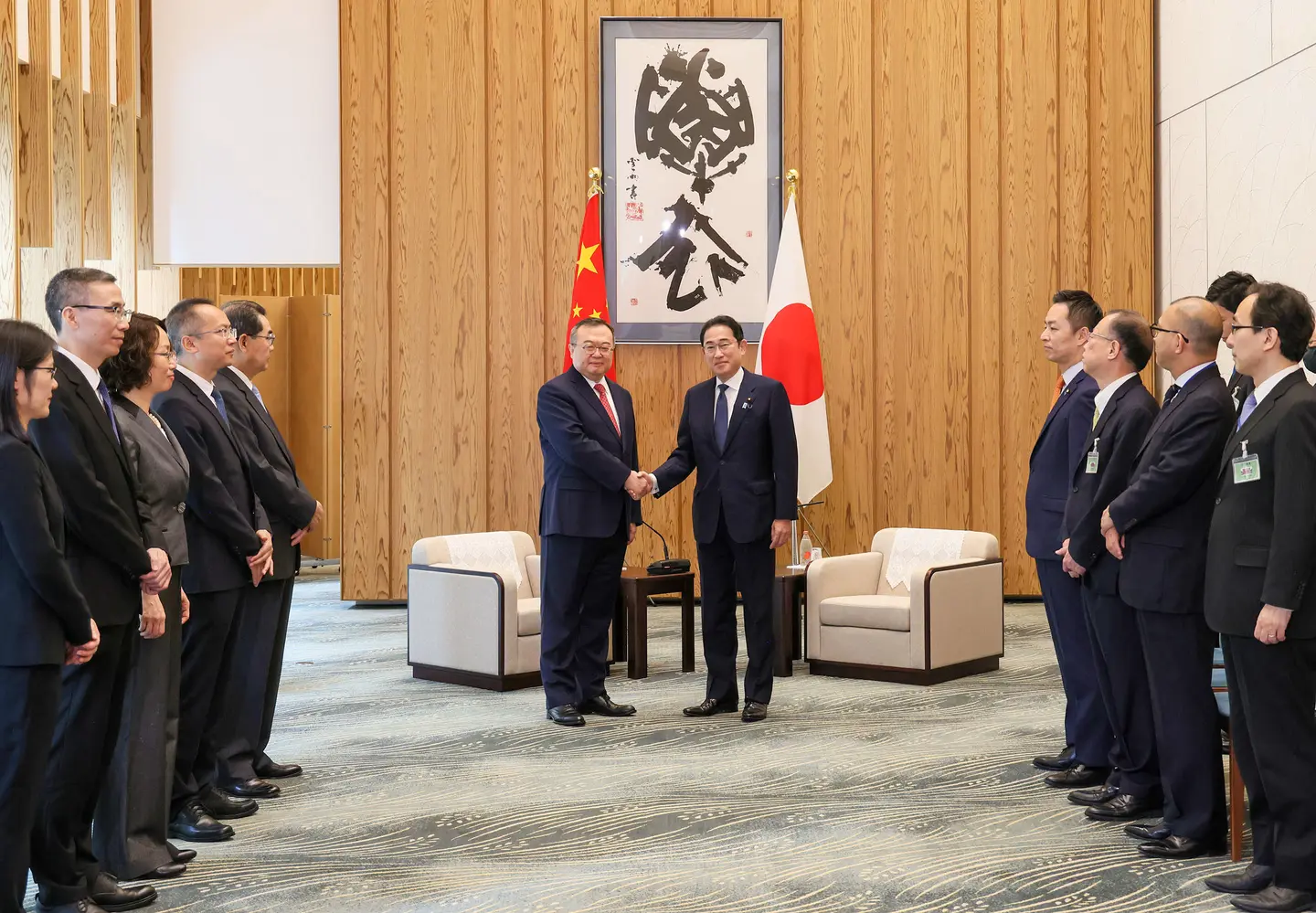 岸田首相后面挂的是啥字啊？
