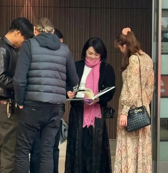 林志玲美貌依旧
就是胖了不少，可能中年发福
看起来她和老公感情不错呀