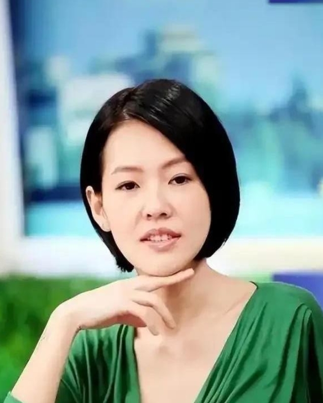 小S近期被曝已离开台湾避风头，据传赴美陪大女儿许曦文读书。

停工半年的她处境艰