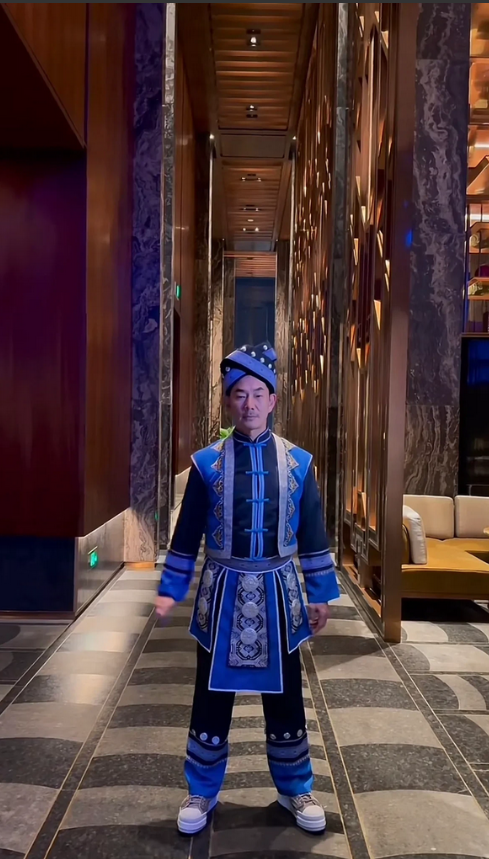 任贤齐穿壮族服装是不是很接地气？
他到底穿什么服装才帅？