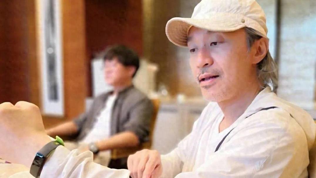 62岁周星驰罕见露面，双鬓花白，身形消瘦，新作品官宣引全网争议