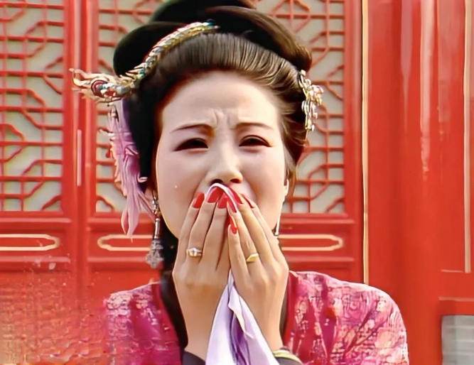 当年拍摄《红楼梦》的时候，细节处理到真是令人发指，连女人涂个指甲油都能变成一出戏
