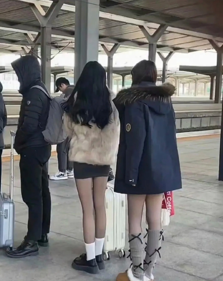 这么一对比，男人是真的怕冷呀!
