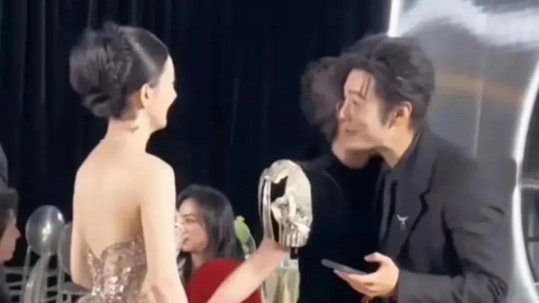 李冰冰，汤唯主动与赵丽颖攀谈，赵丽颖的地位可见升咖了