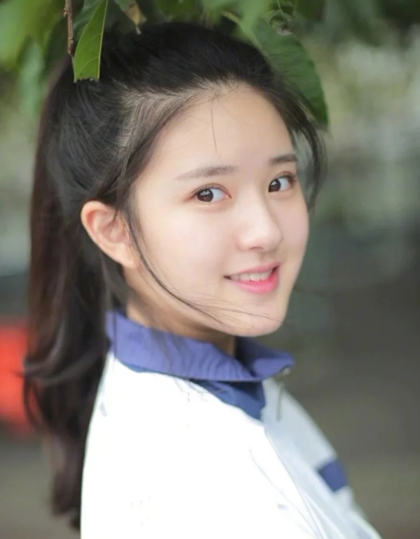 赵露思青涩校园照