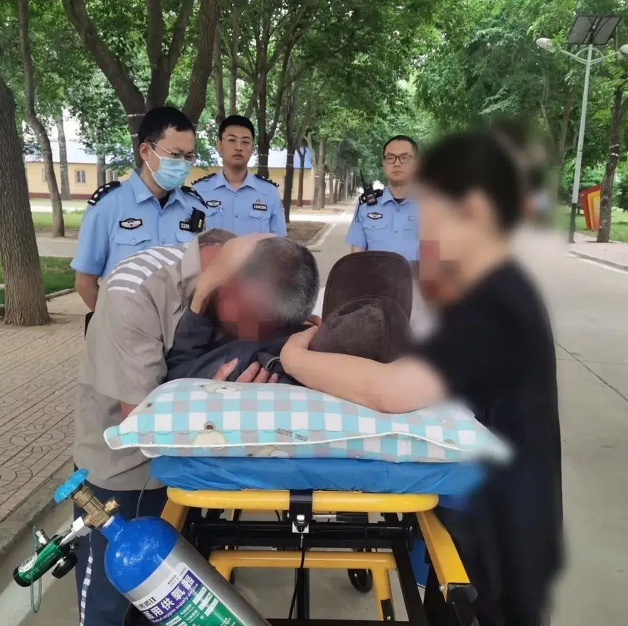 一名90岁的老父亲病入膏肓，想见见监狱中的儿子。

监狱特事特办，完成了老人的遗
