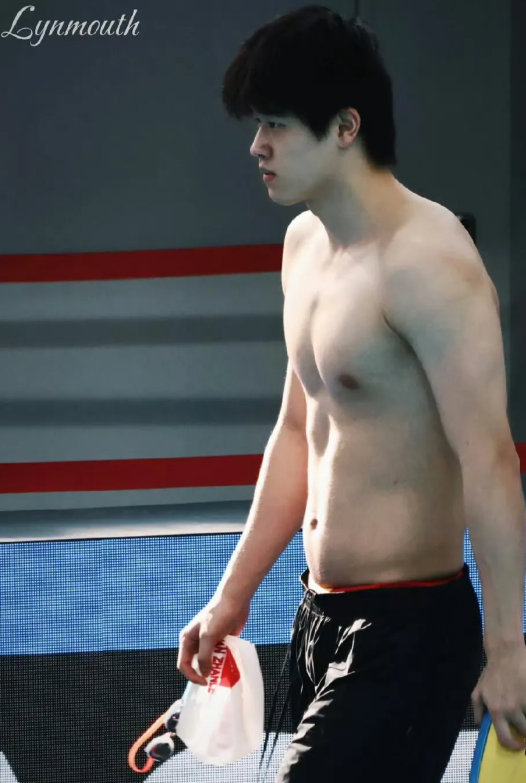 潘展乐第一，比巴黎奥运会还快0.2秒！今上午，新加坡100米自由泳预赛，他直接冲