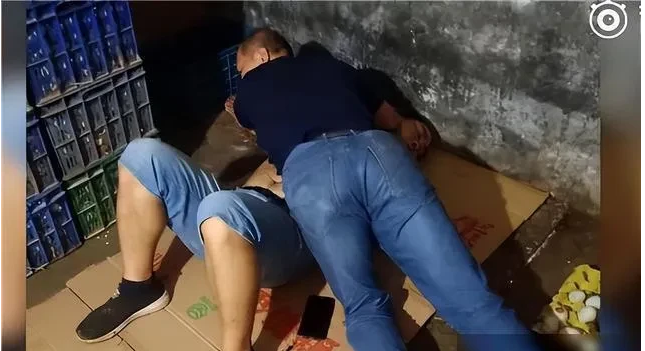 宁夏银川，一男子实施盗窃时，被小区保安抓获并控制，之后心脏病发作死亡，男子家属把