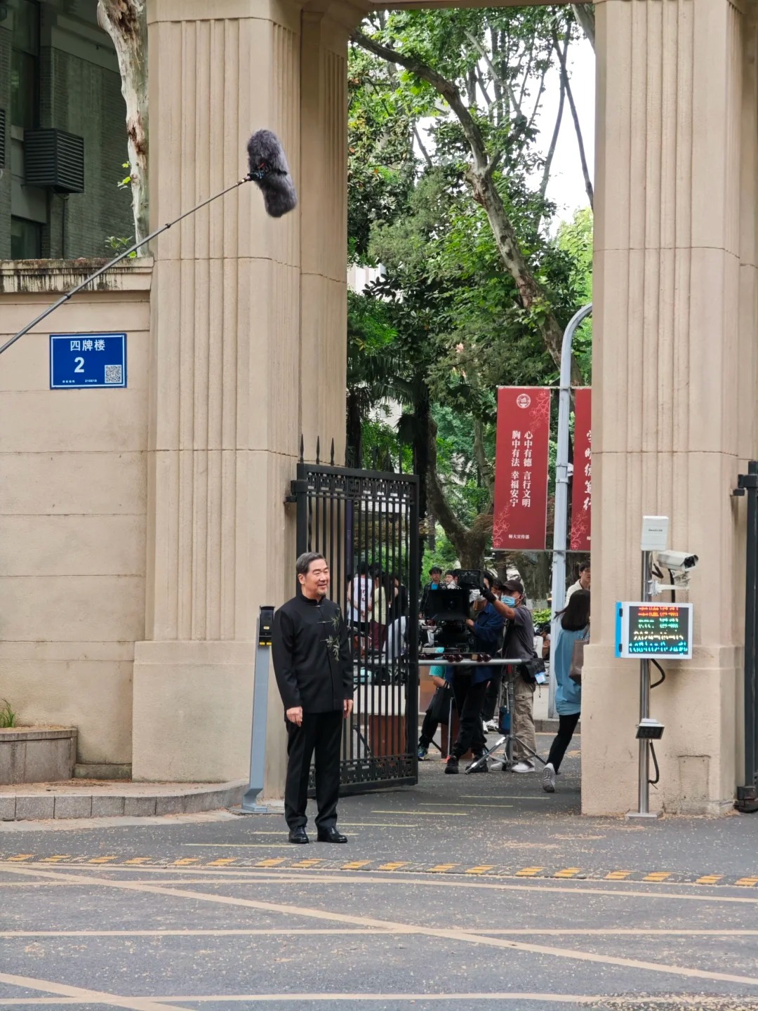 张国立在东大拍戏
路过拍了两张，东大门口全是人在围观#偶遇明星