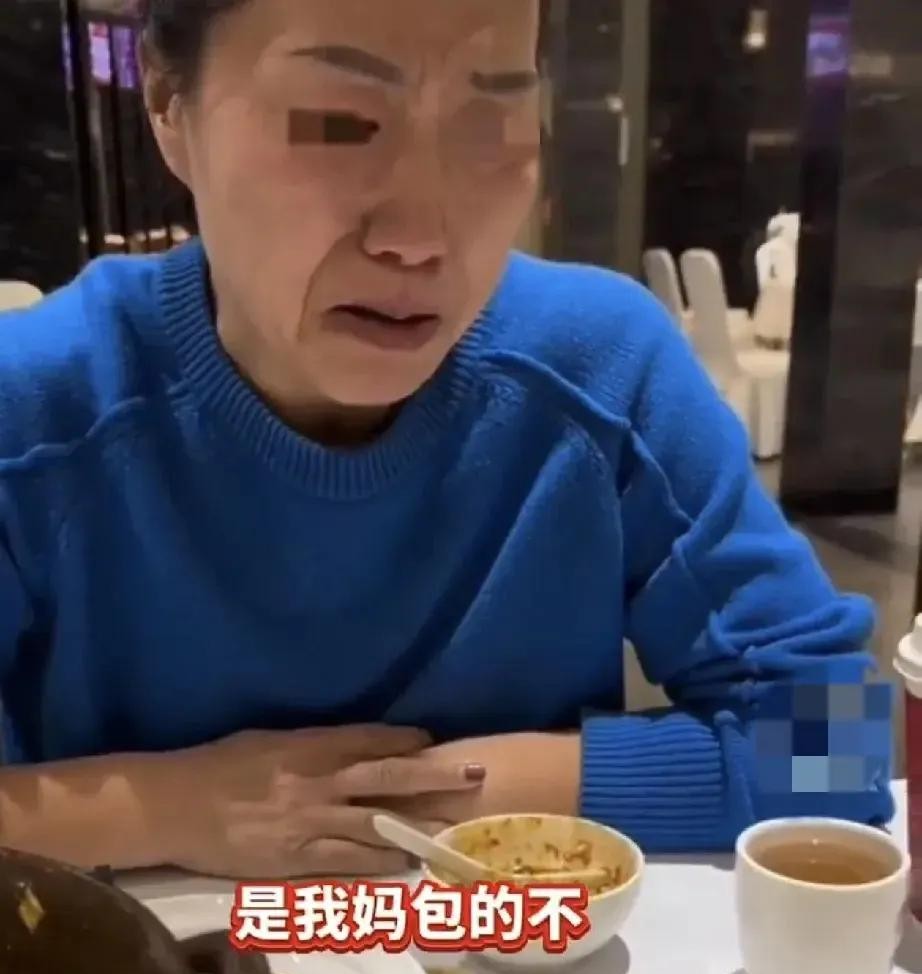 李女士与杨女士这段真挚的友情让人感动不已。那一天她们一起逛街、喝咖啡，原本只是很