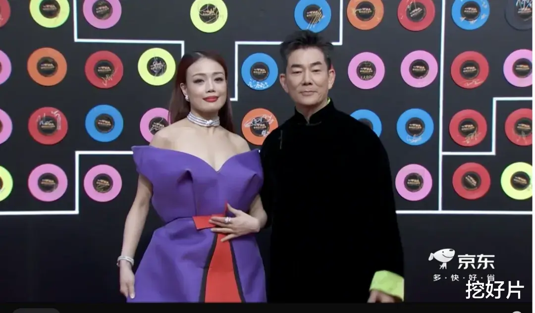 音乐盛典红毯：容祖儿胖了，林志颖王心凌比心，56岁周慧敏美爆了（红米k30和真我q2对比）-第28张图片-九妖电影