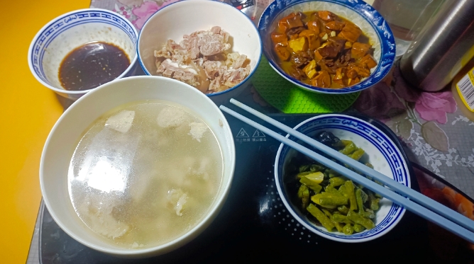 每天独自喝酒，心静如水，日子就这样慢慢流淌着。
马上又要过年了，奔六的步伐更快了