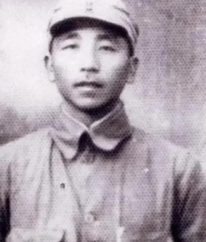 1943年，一名八路军战士被押送，周围是十几个汉奸，气氛紧张而压抑。就在这时，田