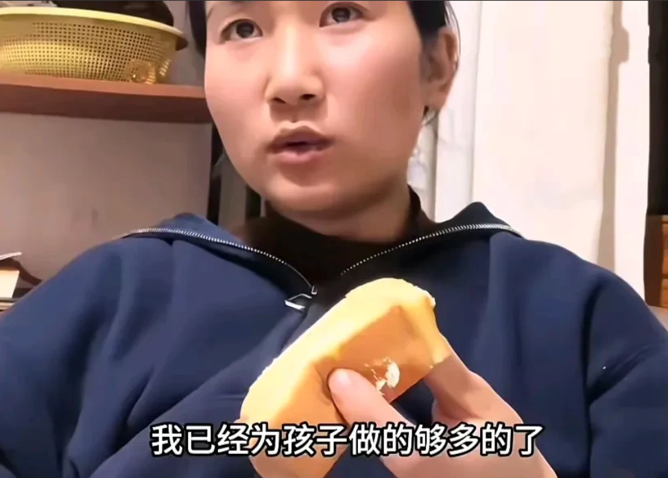 没想到，这么快，8个瑞士卷事件竟然有了反转！

这位博主被媒体质疑摆拍，谁家在吵