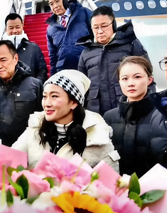 不查不知道，一查吓一跳！原来保护泰国总理的美女保镖这么有来头。

女保镖叫严月霞