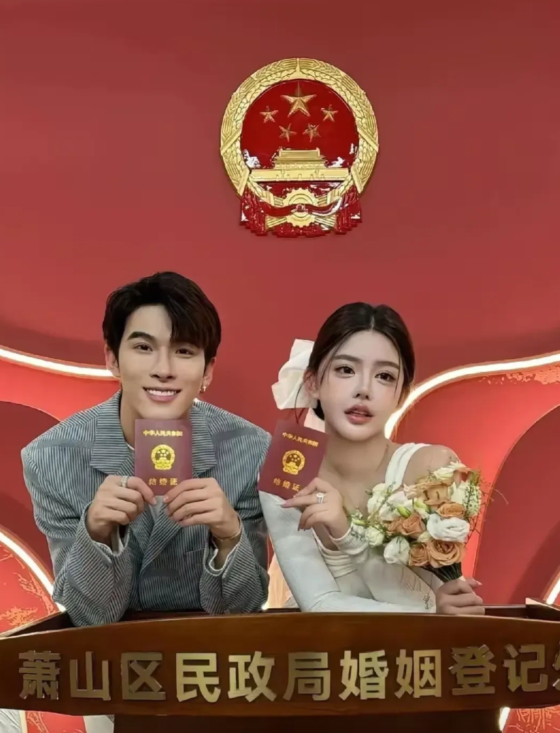 韩安冉，又双叒叕结婚了！

第一，二婚闪离，前夫是小猪先生。
第二，三婚闪离，前