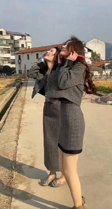 我们村的两个村花回家过年来了，两个村花都在酒店上班，人也长得很漂亮也很时髦，很多