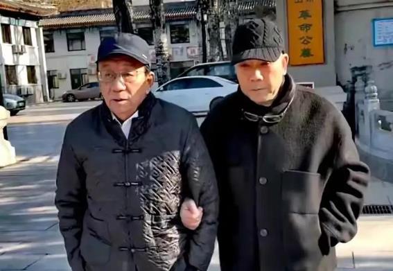 杨议和侯耀华都是演艺圈的熟面孔。杨议凭借喜剧作品给观众带来诸多欢乐，侯耀华也在相