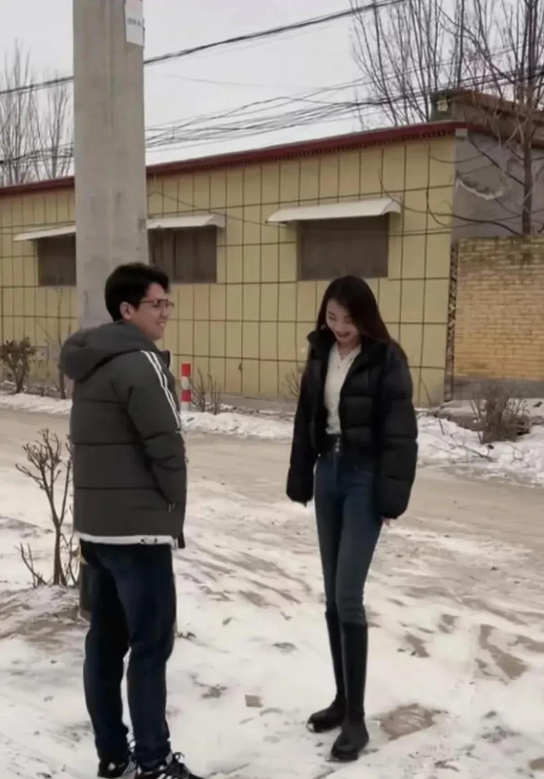 难怪这个戴眼镜的小哥哥会害羞，换谁能抗住？

村口约好见面，见到女孩缓缓走来那一