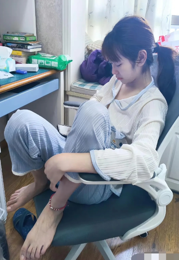 这脚看着起码得有42码吧？