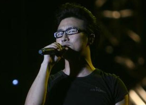 汪峰在接受凤凰娱乐专访时，首次公开承认与章子怡的婚姻早在前年秋天就已经出现问题。