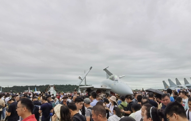 飞机被人海淹没，珠海航展公众日第一天，现场观众多到爆棚。

没想到，今年观众的热
