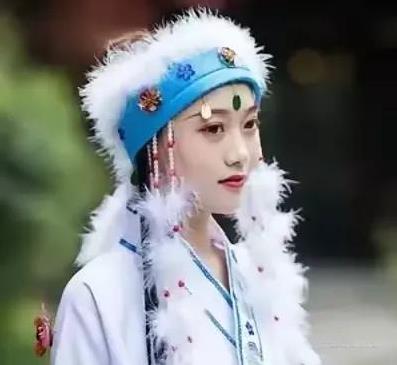 1387年，名将冯胜收复了辽东，强娶了蒙古王子的小格格。洞房之夜，冯胜粗暴地把格