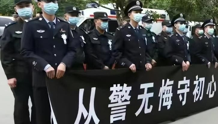2001年，小轩的父母离婚，年仅7岁的他选择和父亲生活。父亲为了给小轩一个完整的