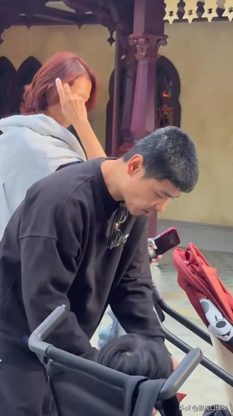 50岁的张晋断崖式衰老，头发花白不少