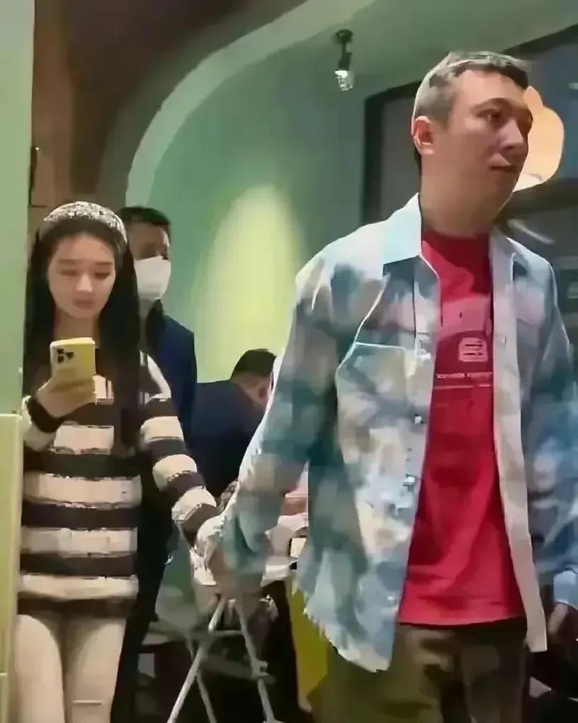 34岁的王思聪应该还算是个年轻人吧，但总觉得他的状态非常不好，没什么朝气，看起来