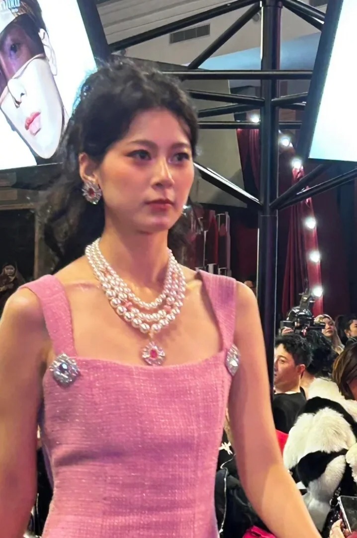 不是？这个我真的看的两眼一抹黑啊……😅
谁🥹！！哪个造型师化的妆啊把妹宝化成