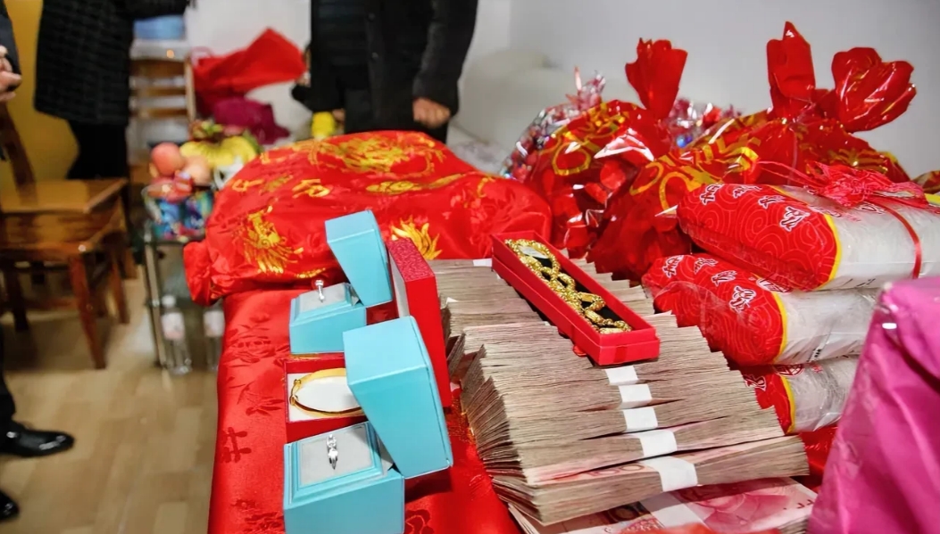 “白嫖？”河南商丘，一女子与男友订婚时，男友向其支付20万彩礼，但分手时却索要3