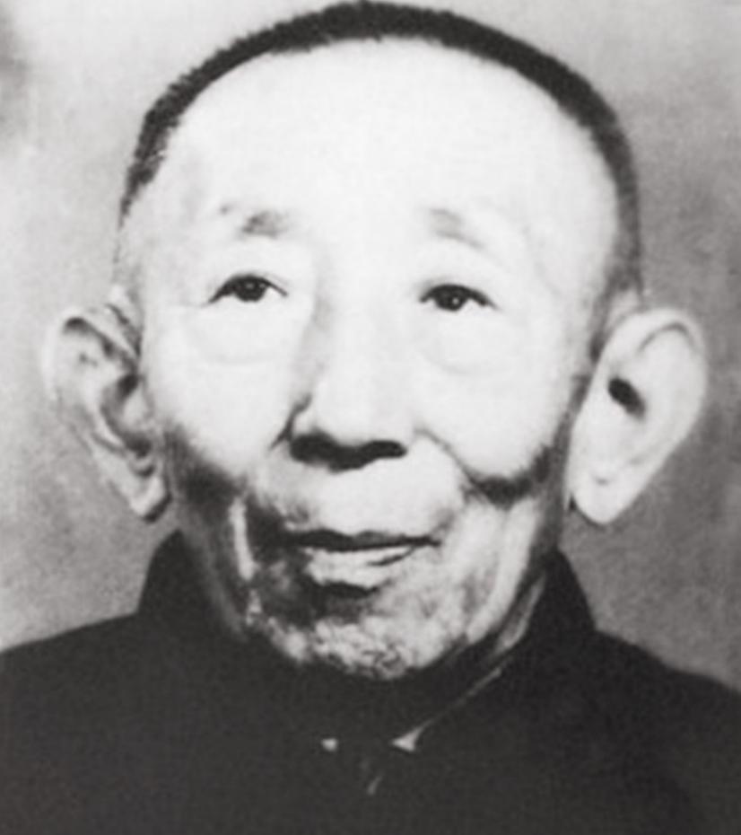 1959年10月5日，一位湖北老汉蹲在北京街头搓着头皮显得一筹莫展，突然站起身来