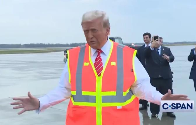 特朗普是懂作秀的，他穿上荧光马甲，登上一辆大卡车，变身卡车司机。特朗普此举回应拜